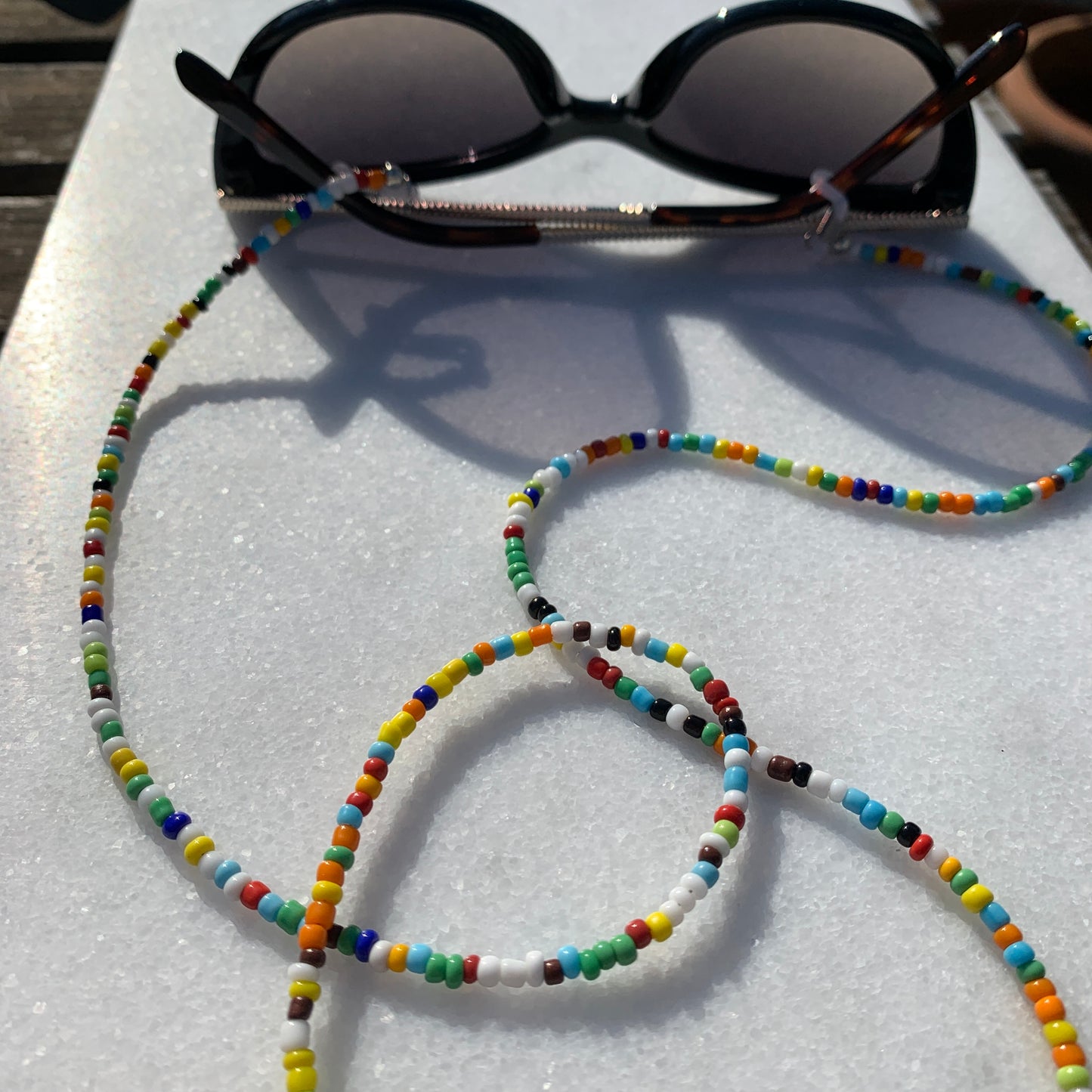 Cadena de gafas de sol con cuentas multicolores