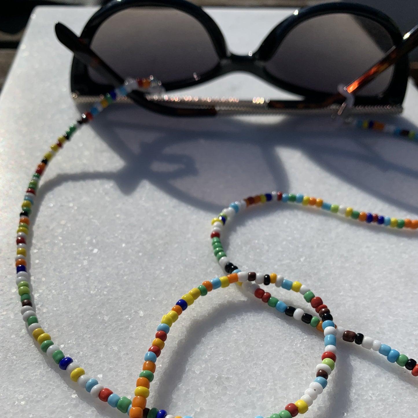 Cadena de gafas de sol con cuentas multicolores