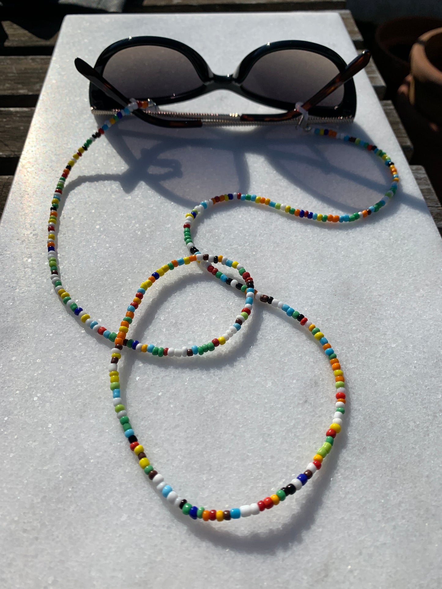 Cadena de gafas de sol con cuentas multicolores