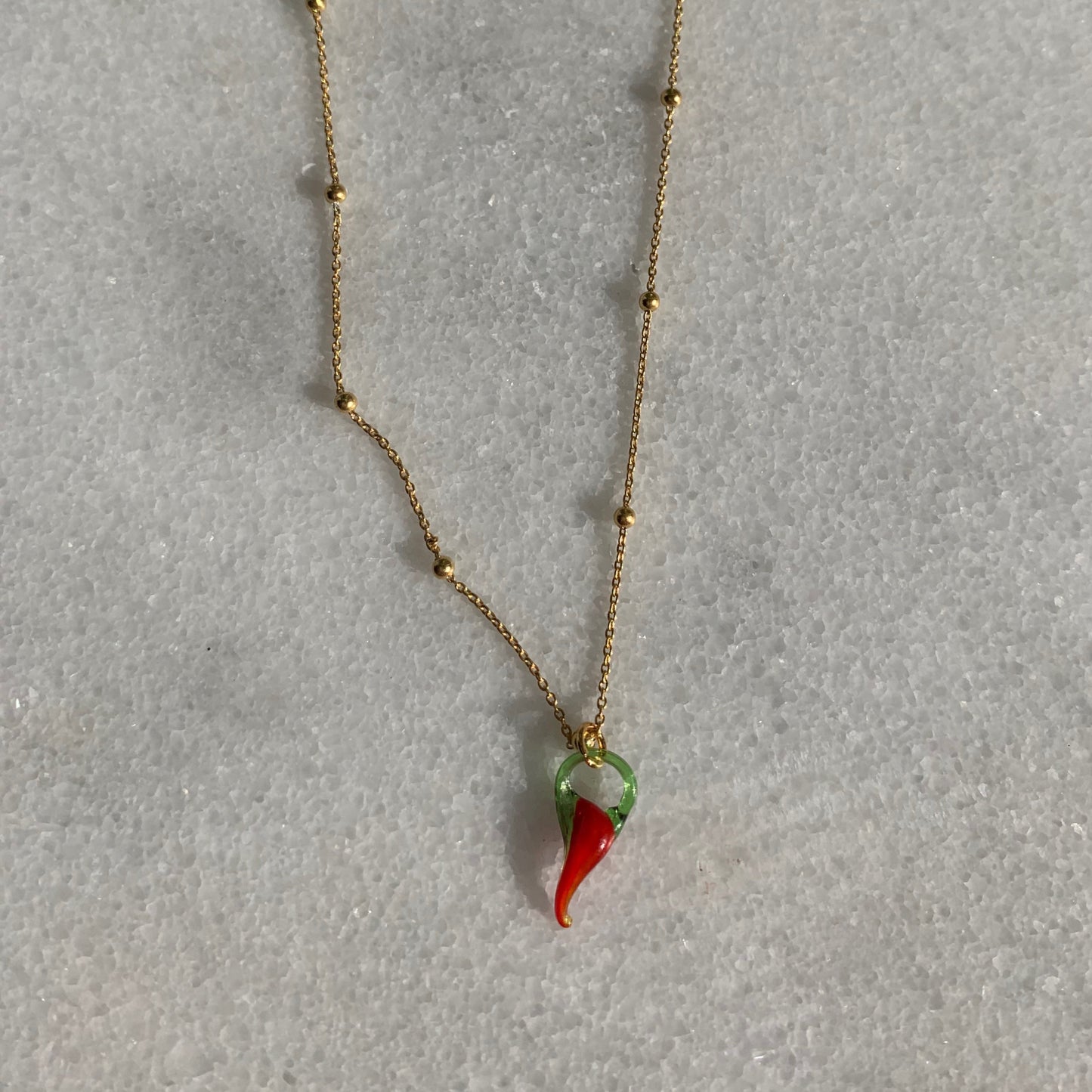 Collar de chile relleno de oro