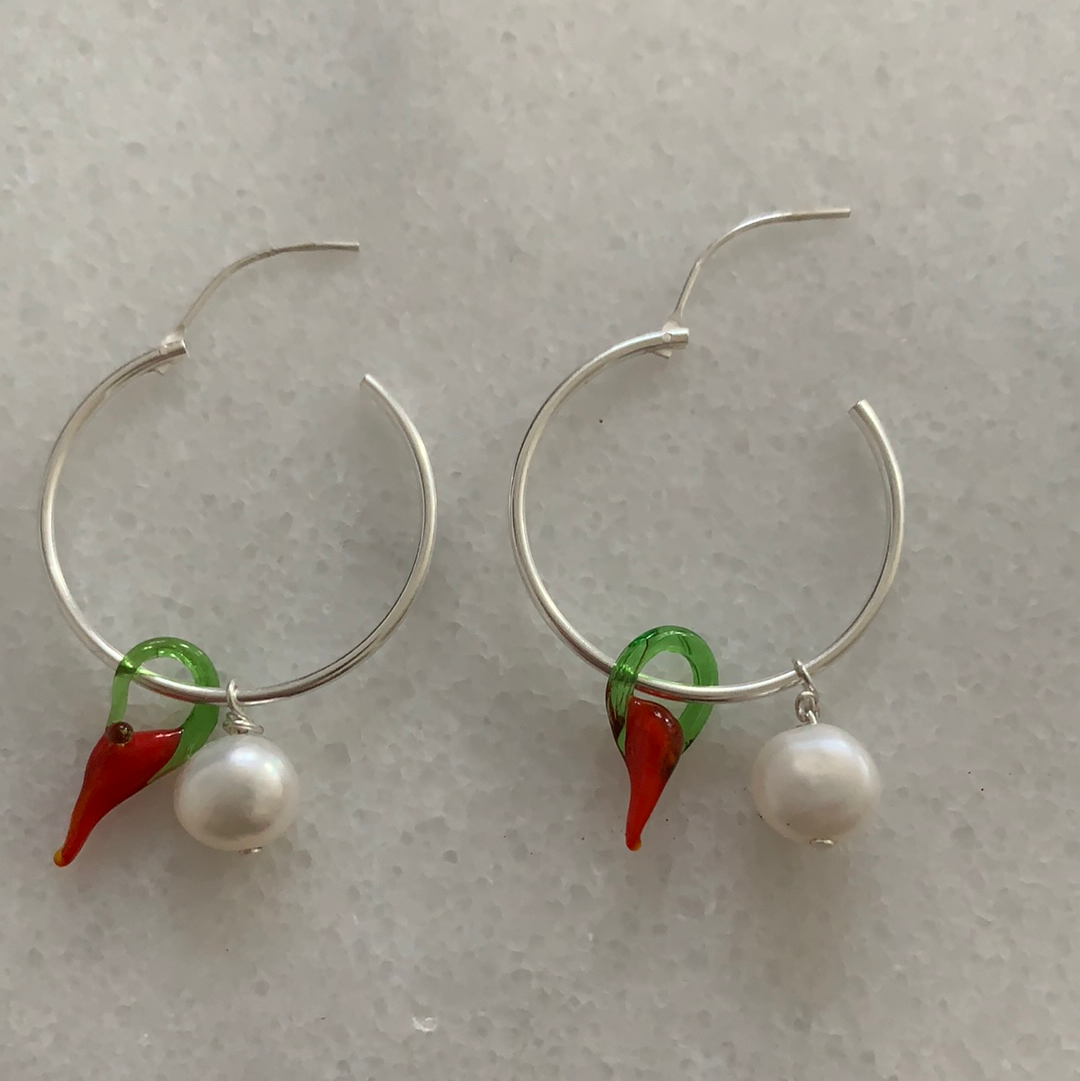 Pendientes de perlas de chile plateado
