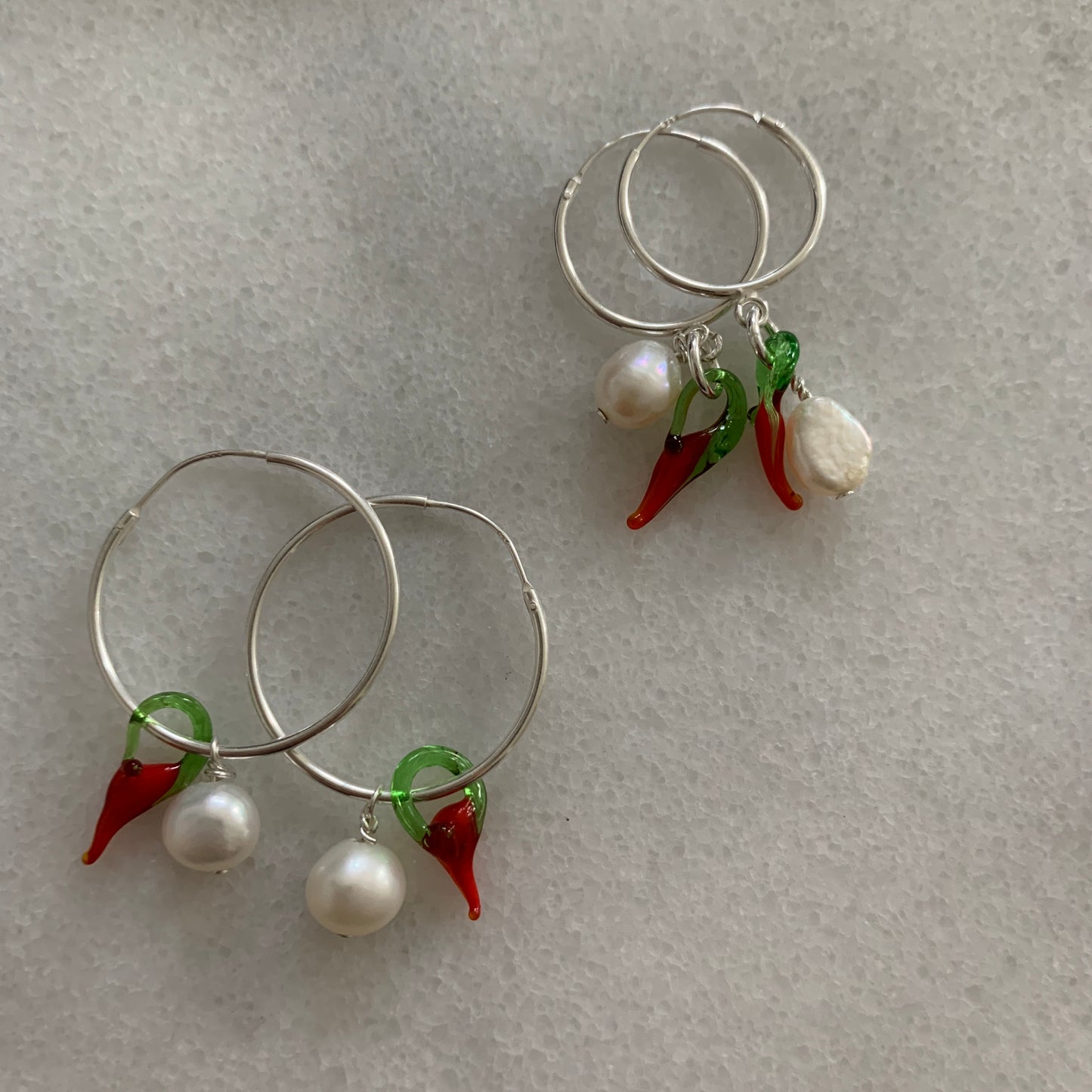 Pendientes de perlas de chile plateado
