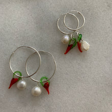 Load image into Gallery viewer, Silver Chilli Pearl Earrings
