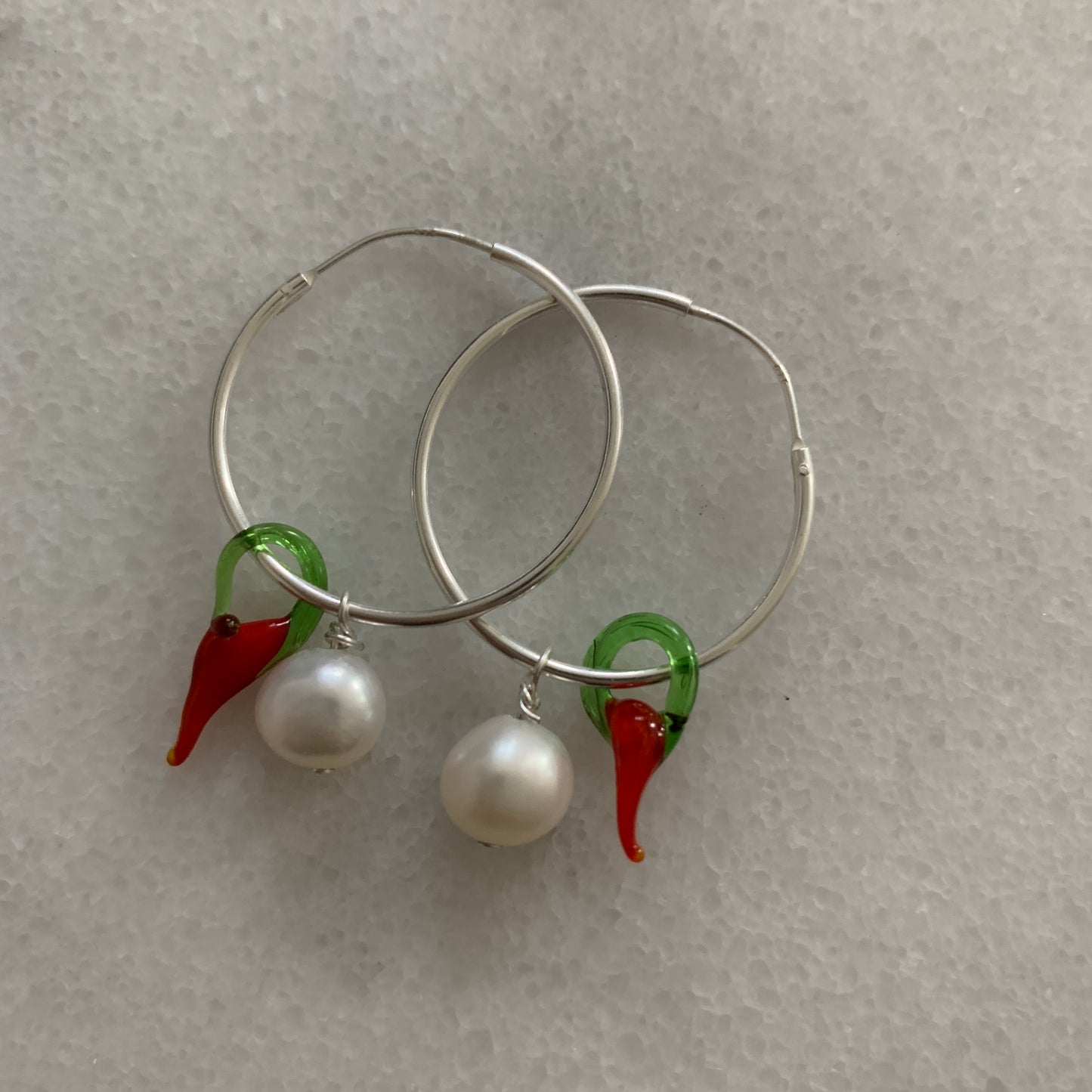 Pendientes de perlas de chile plateado