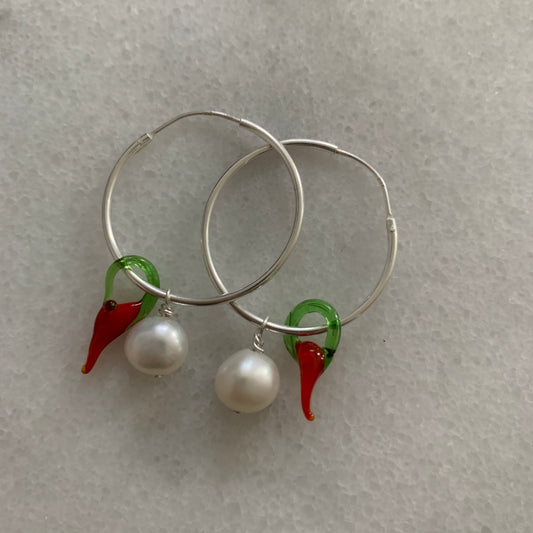 Pendientes de perlas de chile plateado