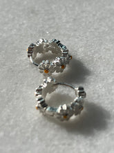 Load image into Gallery viewer, Baby daisy Earrings
