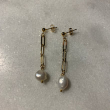 Load image into Gallery viewer, gold plated link freshwater pearl earrings
