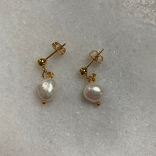 Load image into Gallery viewer, freshwater pearl gold plated earrings
